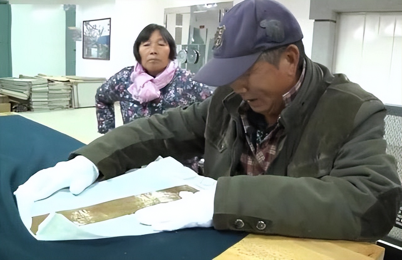 河南村民挖出国宝价值,老农山上捡到金片上交国宝