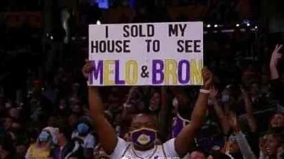 詹姆斯举牌图片,詹姆斯抢镜