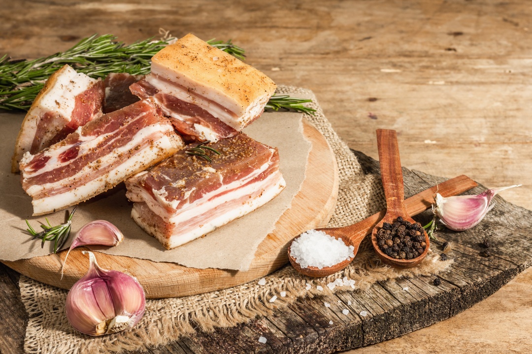 东北小伙吃俄罗斯生猪肉,生吃俄罗斯肥肉