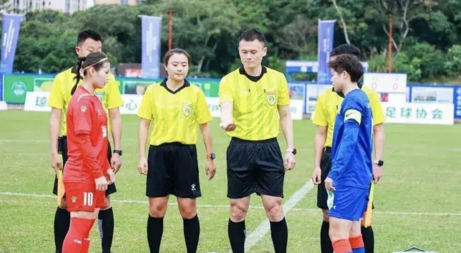 中国足球丑闻不断,女足教练*薪讨**,男足球员疑似出轨抛妻弃子