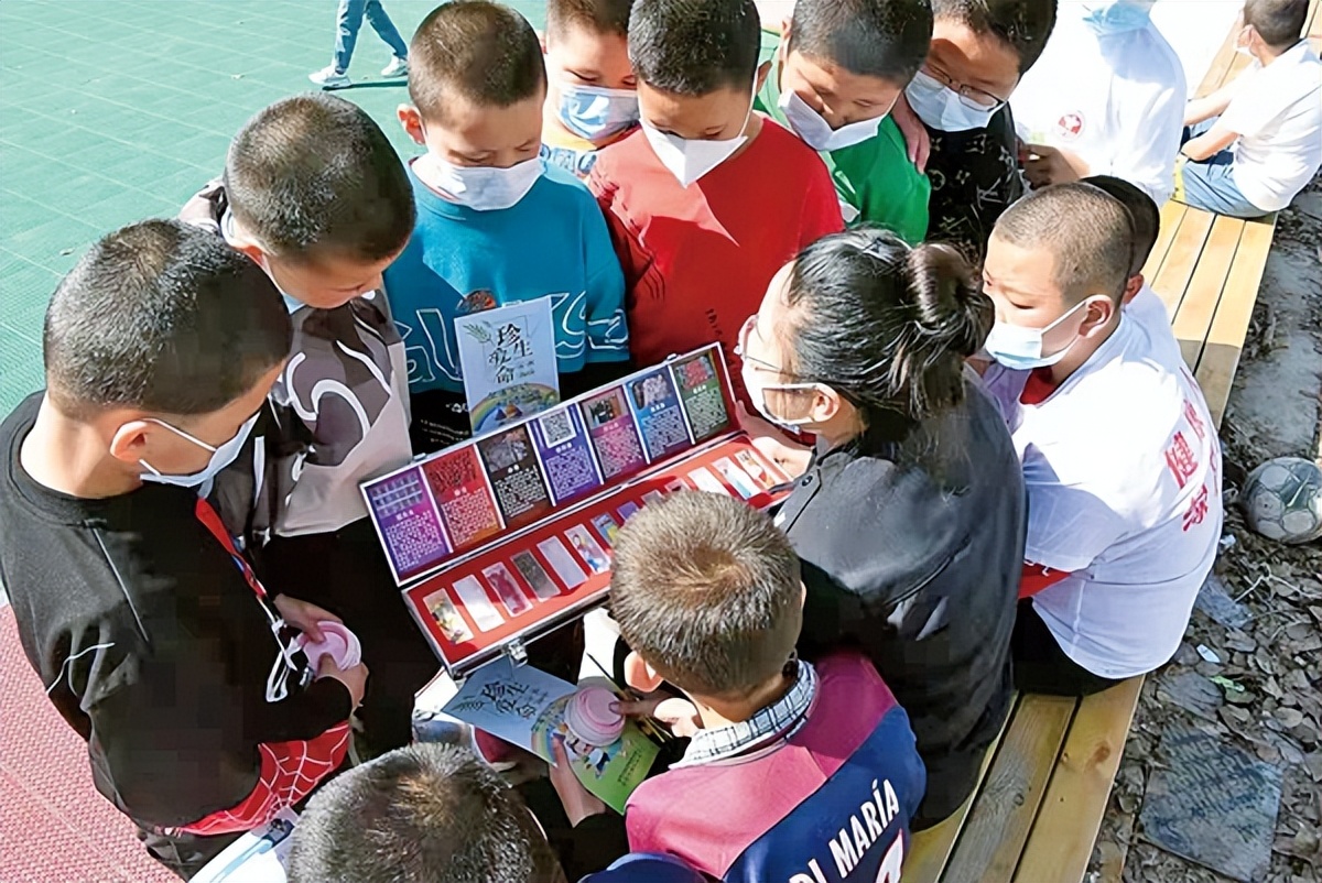 足球比赛上的禁毒宣传,活力警营足球比赛