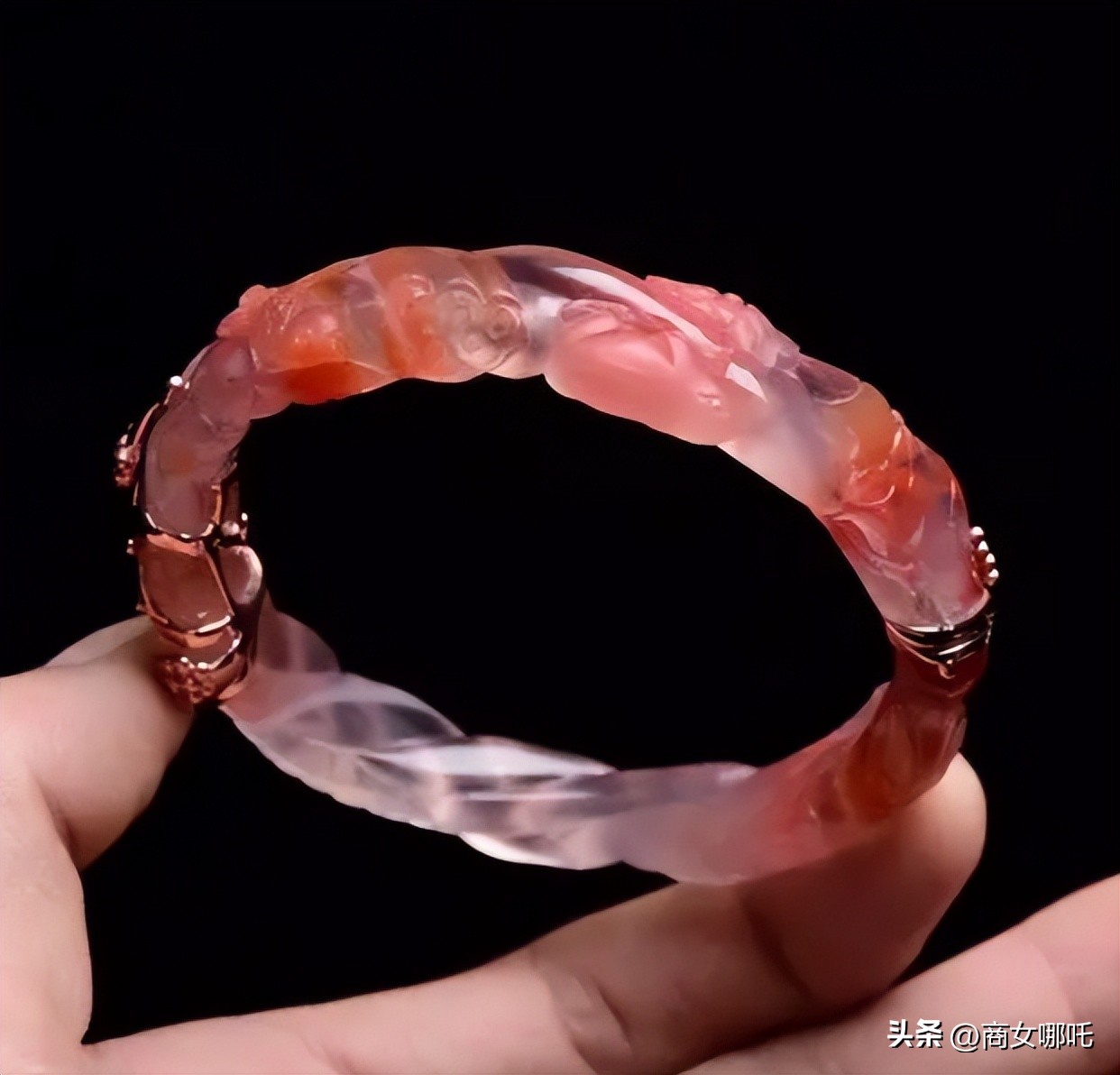 除了金银还有什么首饰,天然宝石制成的手镯