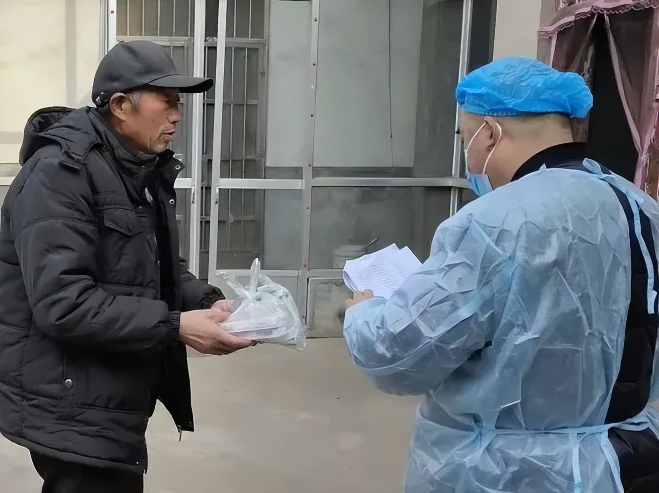 情系老人温暖晚年,情系贫困户冬日送温暖