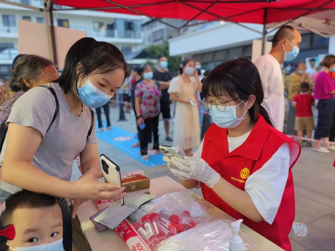 战疫进行时城西街道志愿者展风采,战疫志愿者在行动