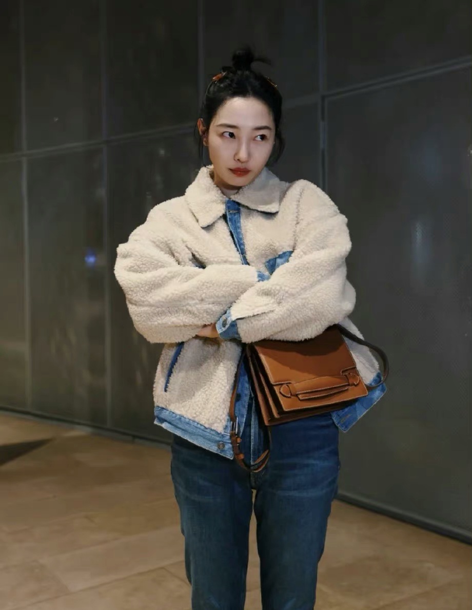 白百何也是个时髦精穿牛仔套装,白百何穿搭同款秋冬