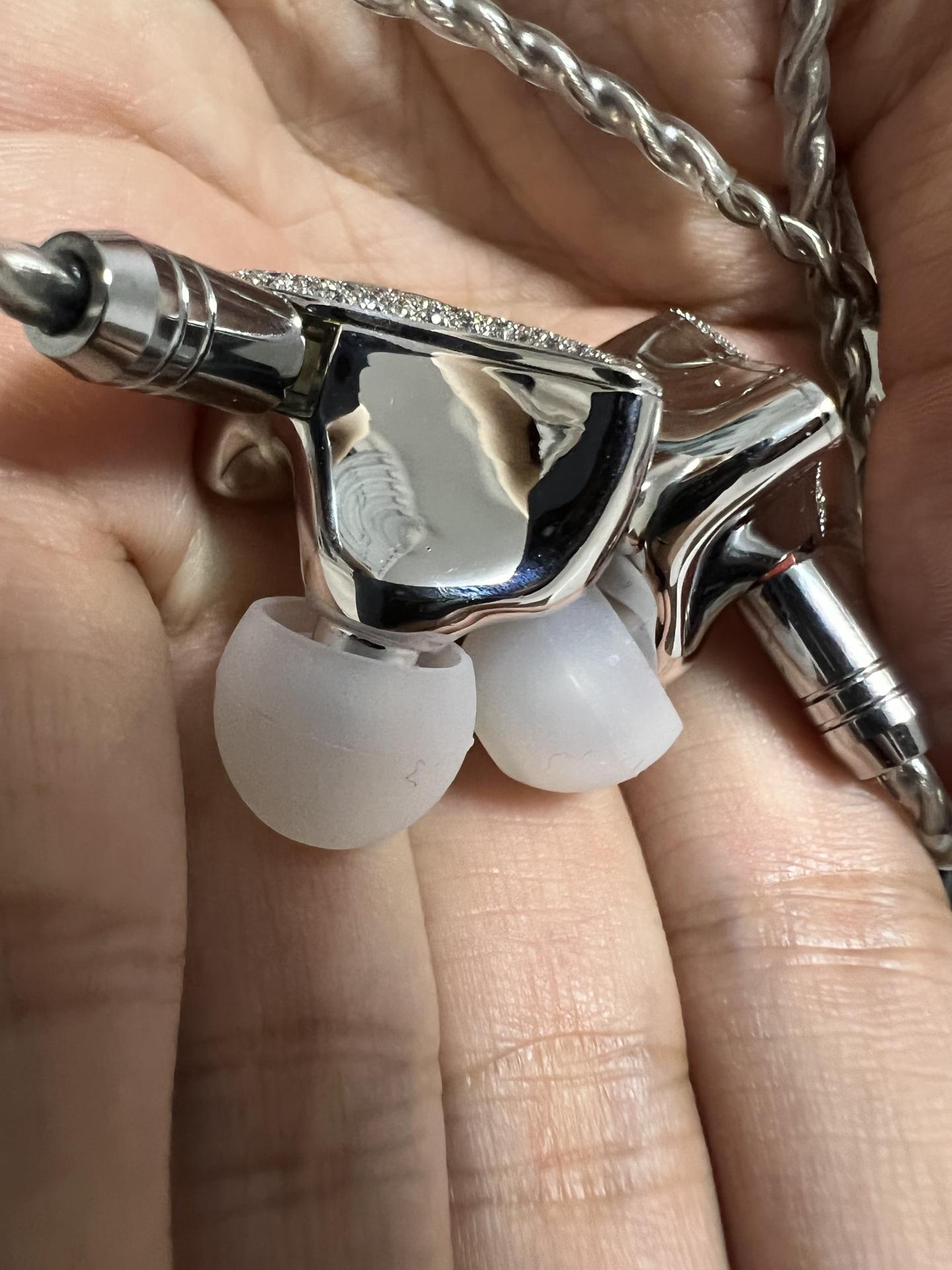 198颗宝石，铂金镀层，微动圈生物振膜，我以为高达9999元