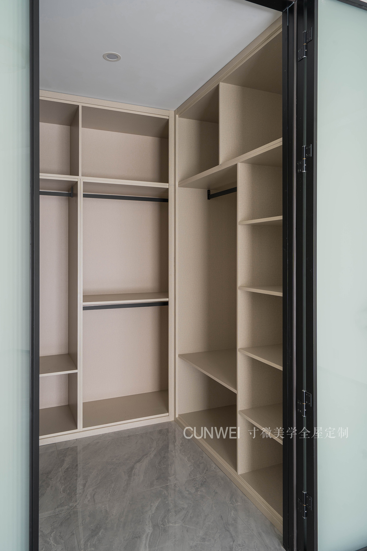 衣帽间柜门玻璃门设计,衣帽间转角设计连折叠玻璃门