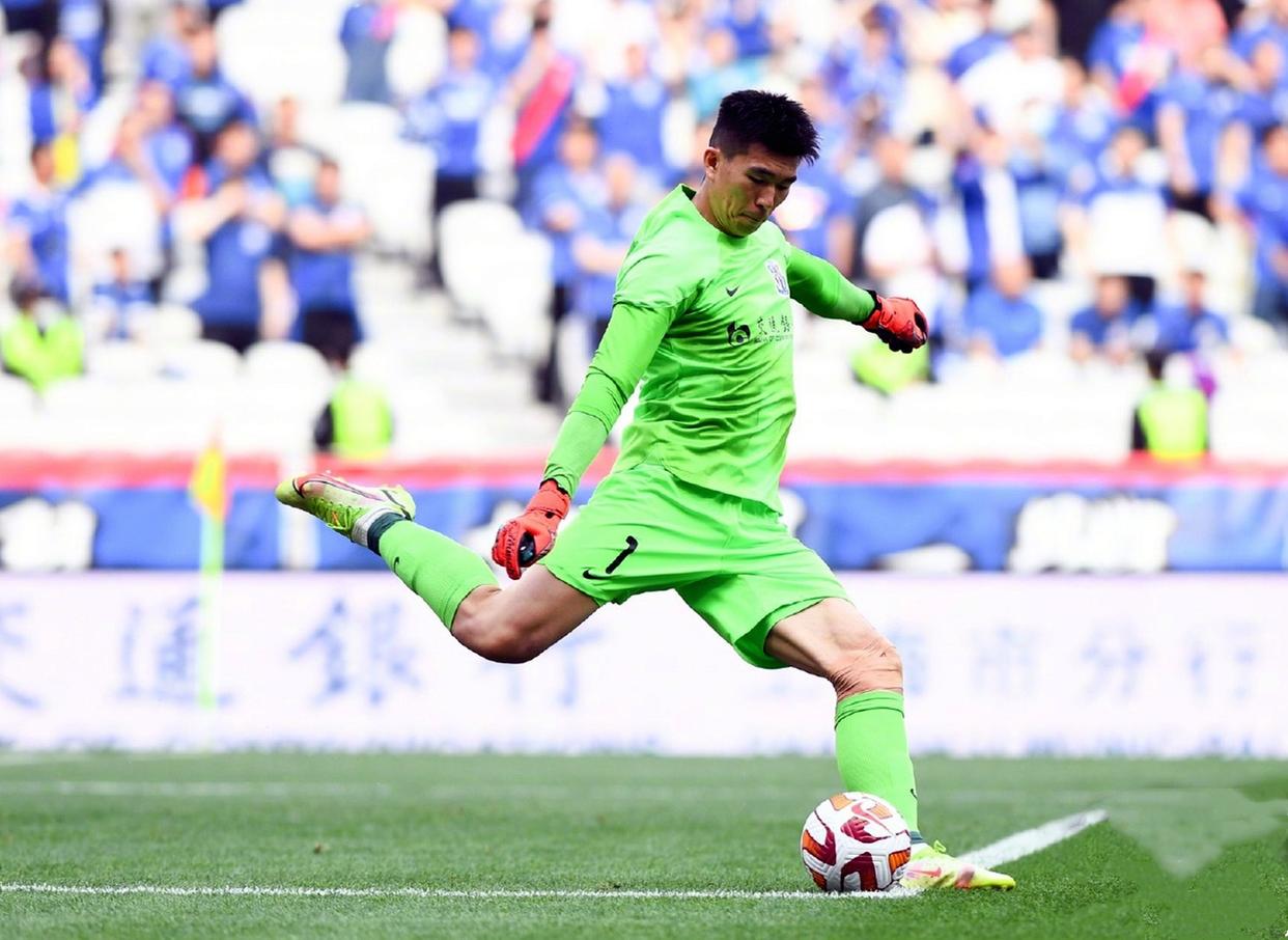 中超再次上演全武行，裁判成冲突导演，越保越乱，高洪波难辞其咎