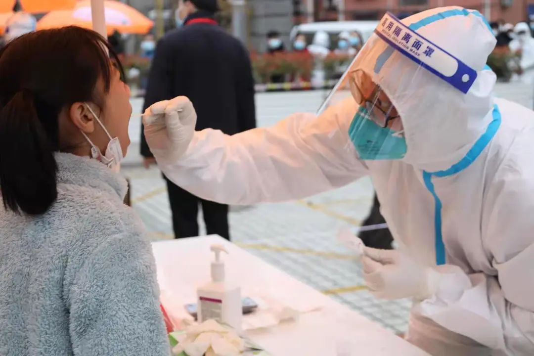 核酸采样医务工作者,核酸采样工作人员的一天