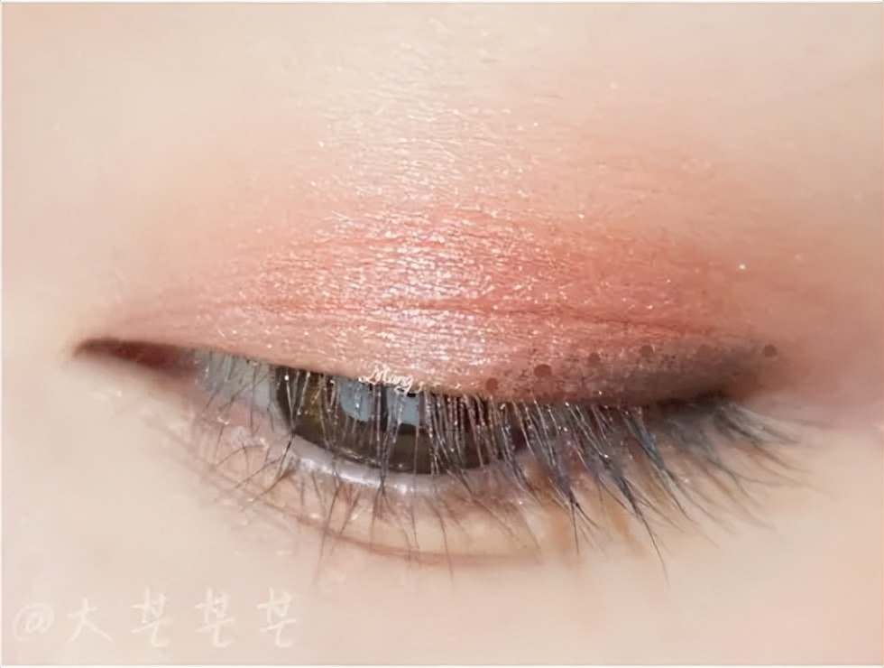 先画眼线还是先画眼影的教程,单眼皮如何画眼影妆初学者教程