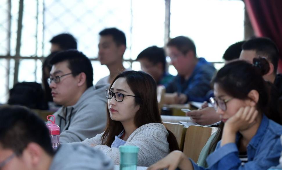 00后大学生寒假搓澡工,为挣旅游费大学生当搓澡工