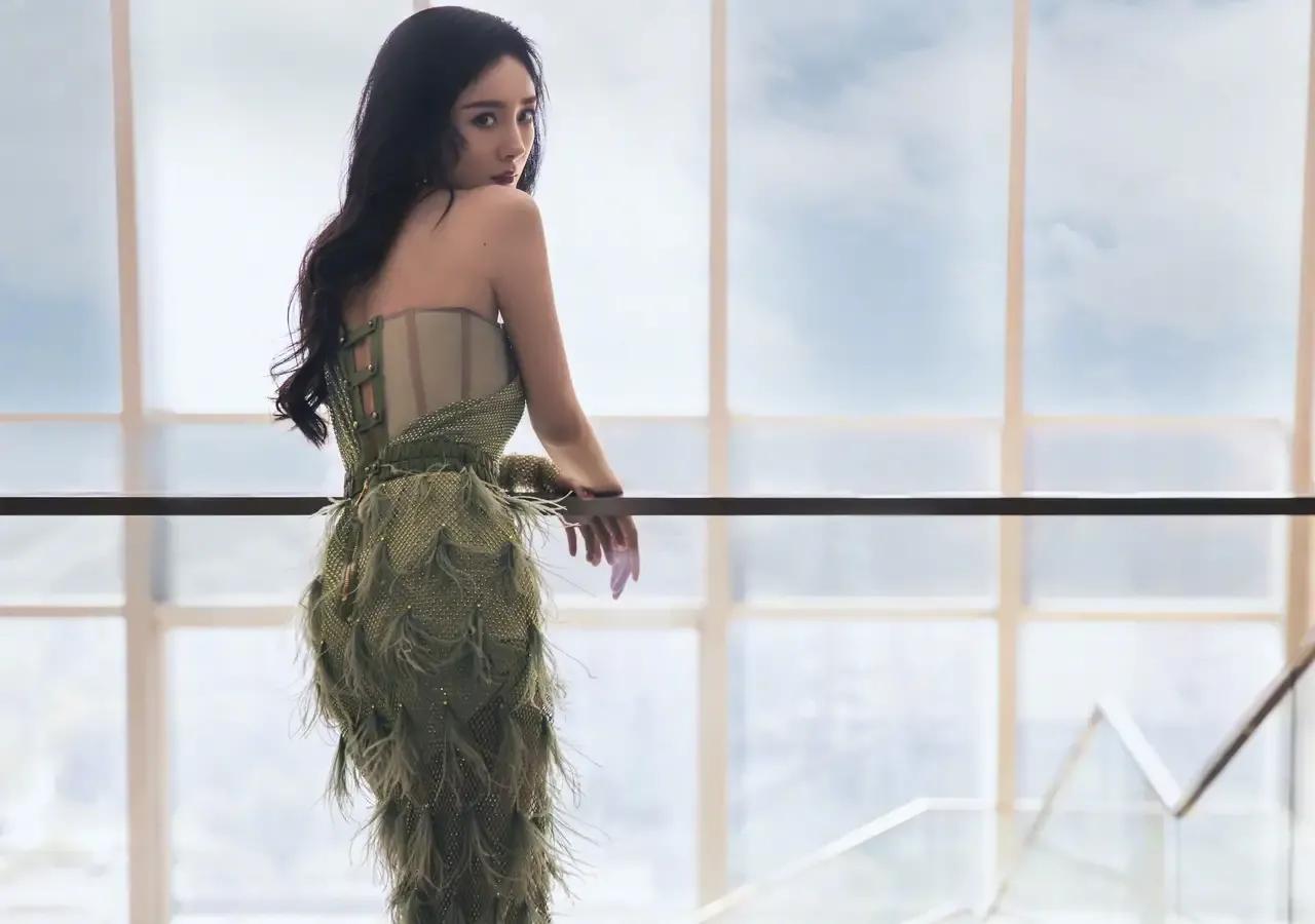 杨幂性感女神内衣秀惊艳照片，离婚后大幂幂放飞自我了！