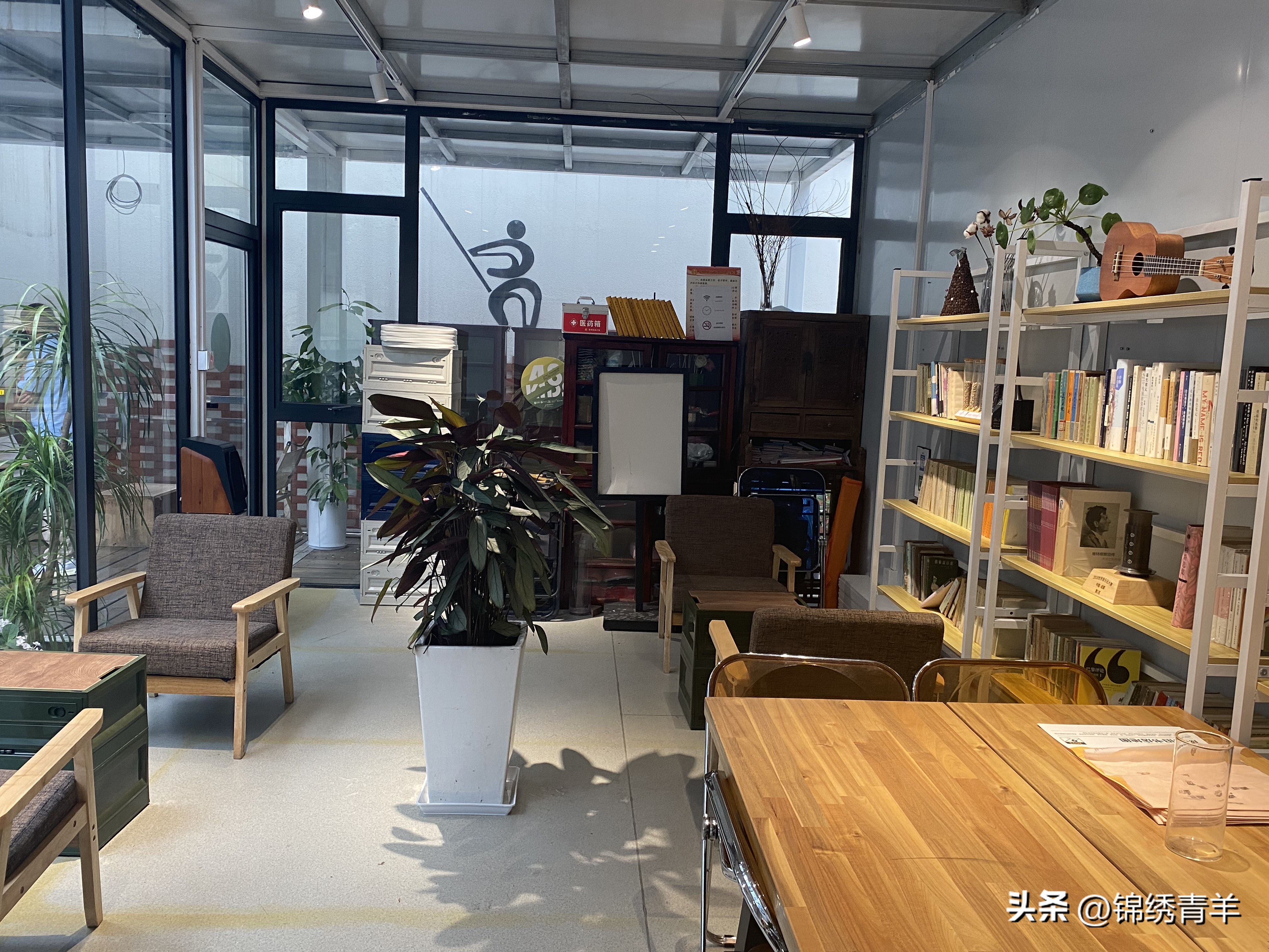 省医院旁闲置空间变咖啡店可看书可聚会可打发就医时间