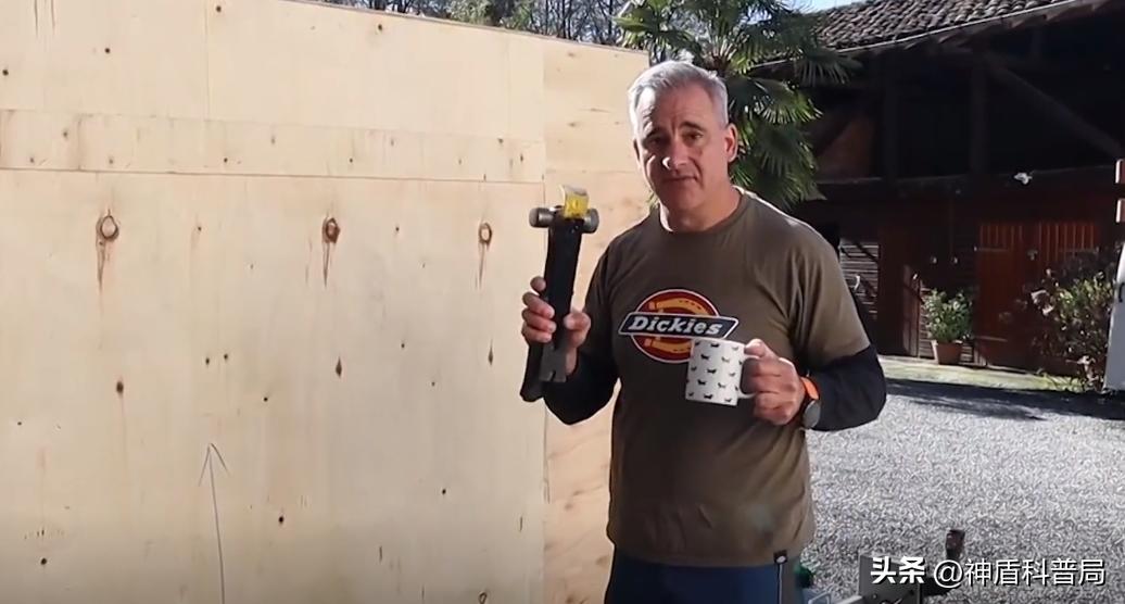 法国大爷网购中国迷你挖掘机,美国大爷买挖掘机