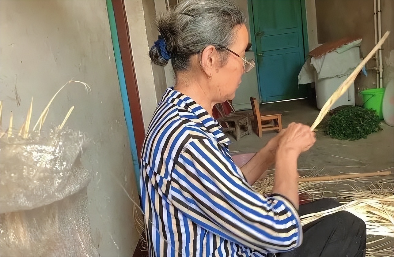 湖南小伙卖3000多个老蒲扇，做一个被抢一个，订单翻倍