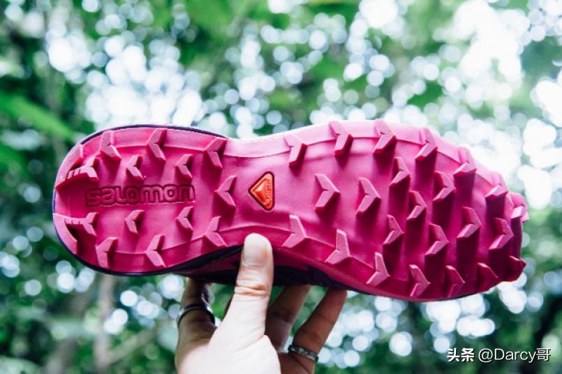 徒步登山鞋的底软点还是硬点好,登山鞋大底去胶