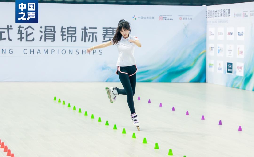 秦雨晴身着敦煌飞天彩衣,敦煌飞天彩衣