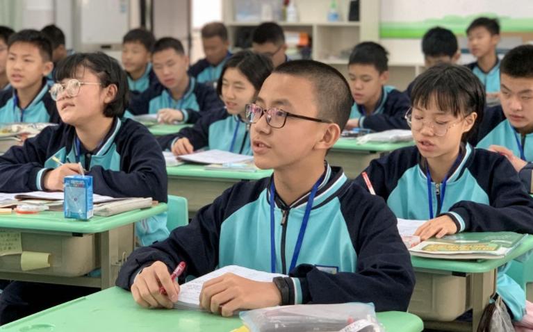 初二女生改语文书为活页纸,初二女生量体裁衣