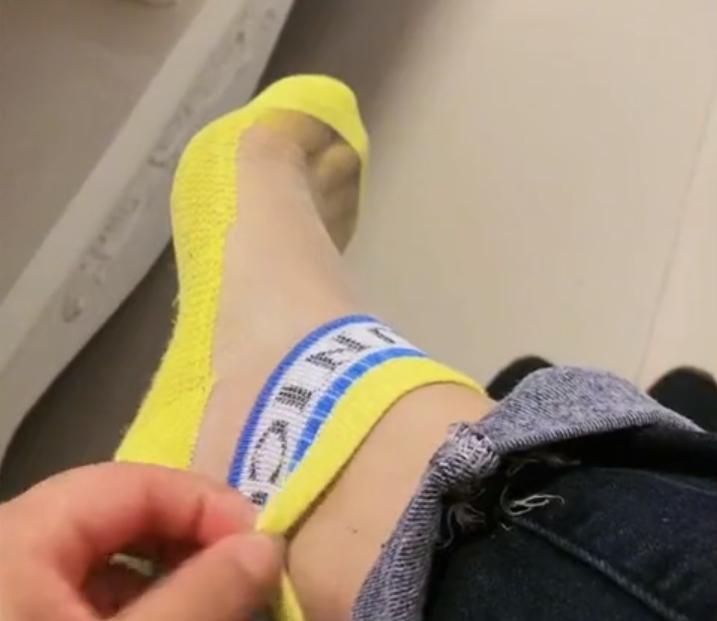 一女子夜市买双袜子，穿一天整个脚底被染黄！网友看后却直呼赚了