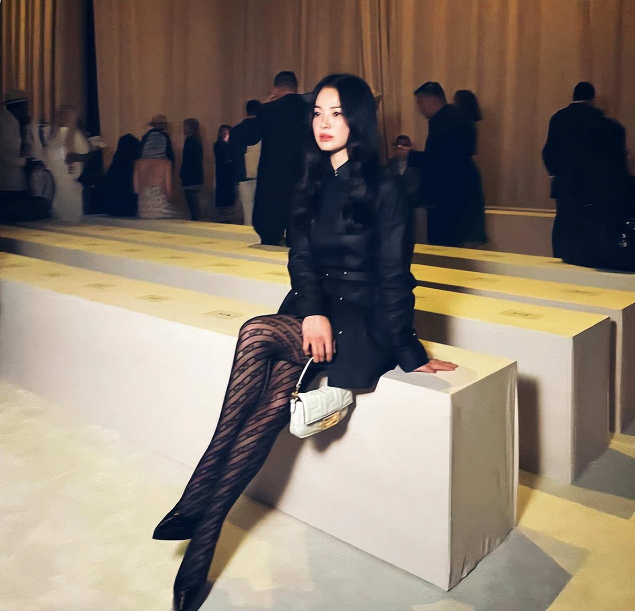 黑色墙面*袜丝**搭配束腰衬衣，宋慧乔变身暗黑女王，网友：好美！