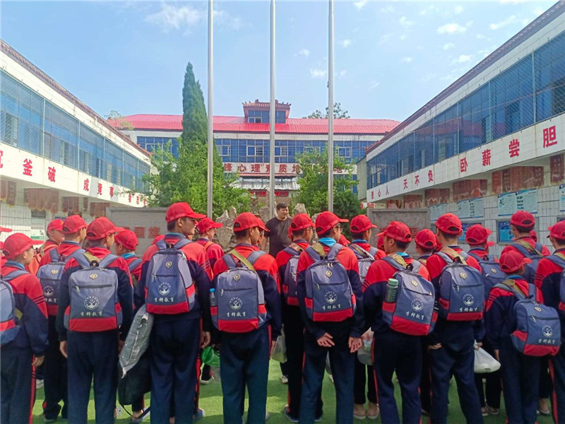 十四岁男孩叛逆期家长该怎么处理,十四岁男孩叛逆期主要表现是啥