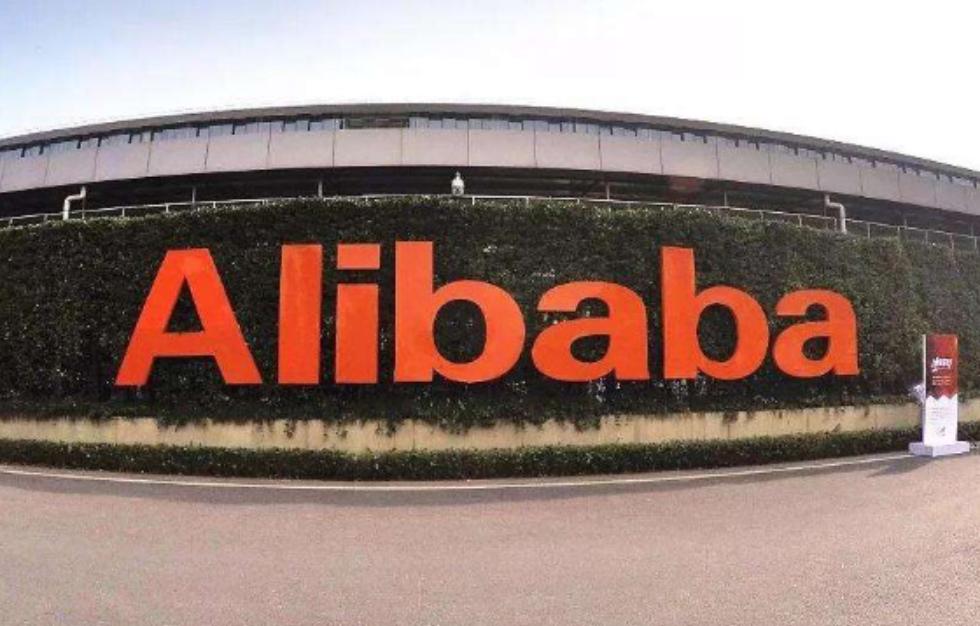 滴滴出行的程维赚的是什么样的钱,与滴滴出行创始人程维并肩而立