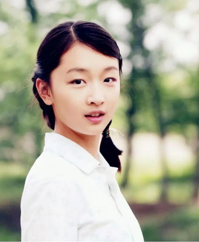 周冬雨相貌平平为什么那么火,周冬雨为什么一出道资源就那么好