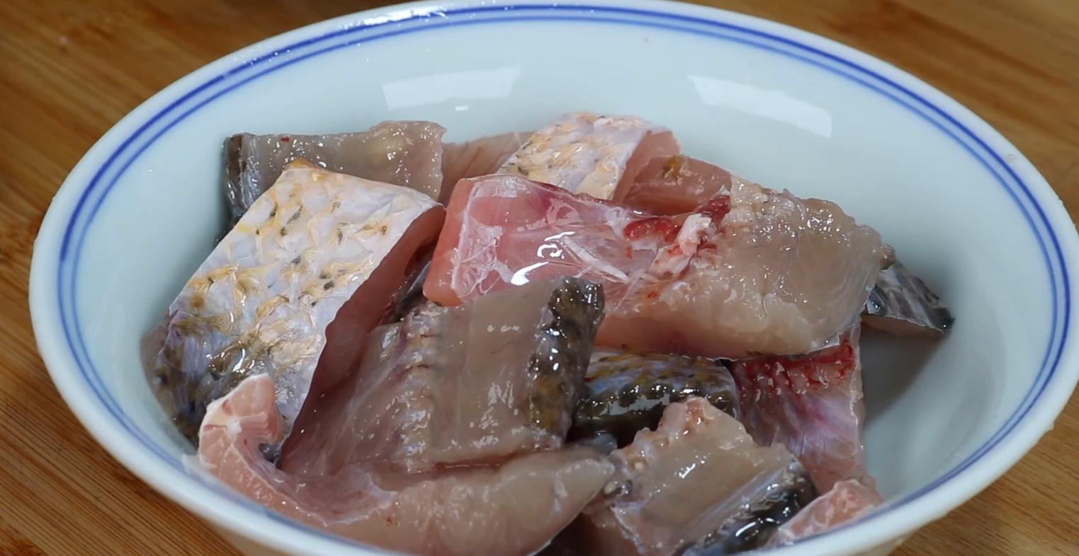 草鱼怎么做好吃又简单又实惠,草鱼怎么做好吃又简单不加一滴水