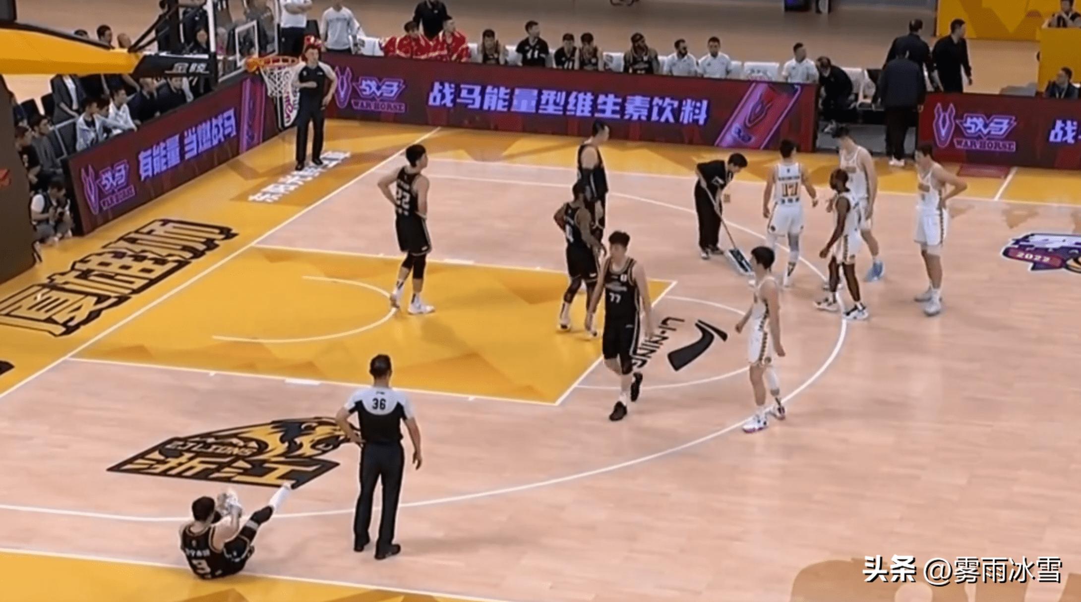 赵继伟拎鞋防守,赵继伟鞋掉了防守