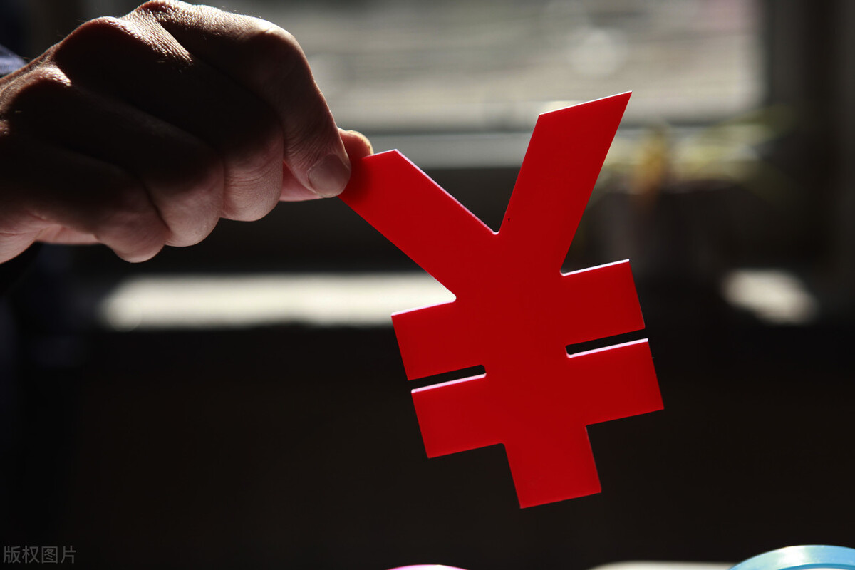 结算主管嫖娼被抓，结果牵出三宗罪：刷卡套现169笔300余万元，对外转账22笔470余万万元，套取公款2万余元