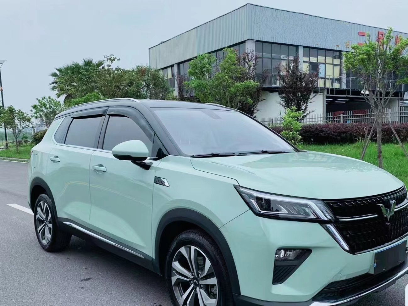 右手端啤，就着海风，喝到微醺