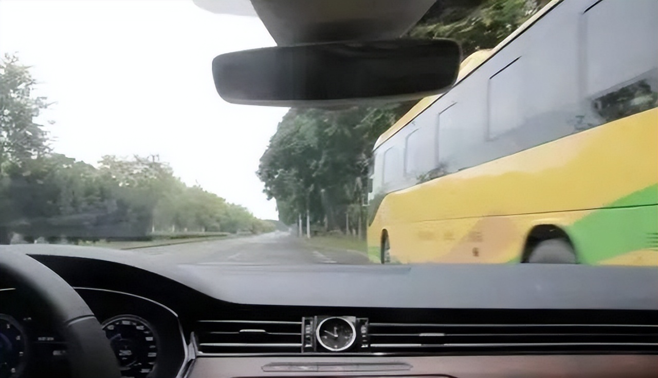 新手开车前面超车技巧,超车看前会车看后