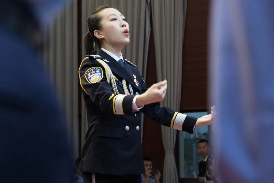 以深情的歌声向党的生日献礼,嘹亮的歌声向党献礼