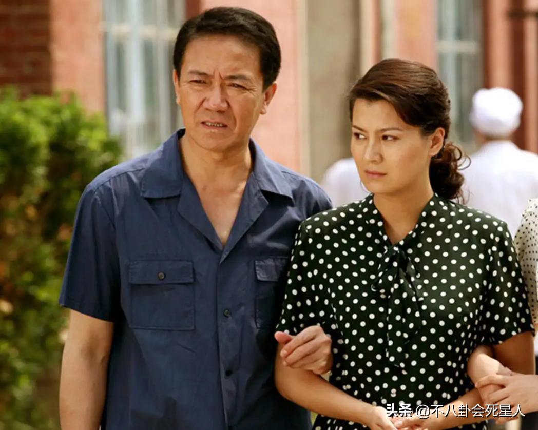 朱亚文和老婆亲密互动,朱亚文和媳妇的恩爱合照