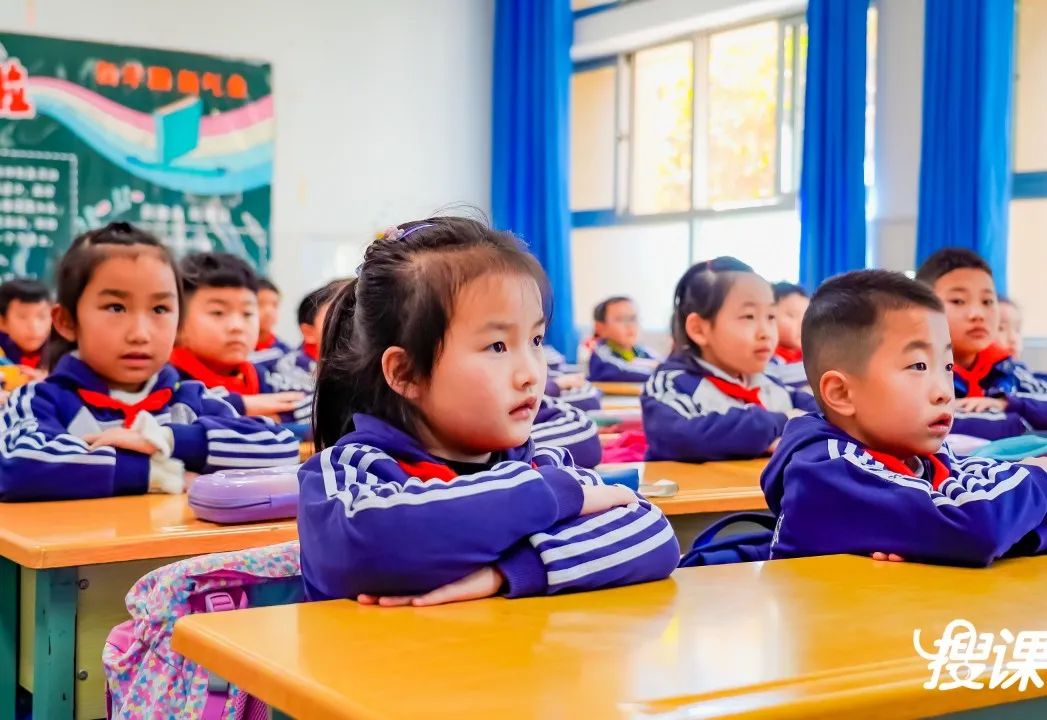 开学季校园展示打卡,开学啦冰墩墩小学生积极向上图片