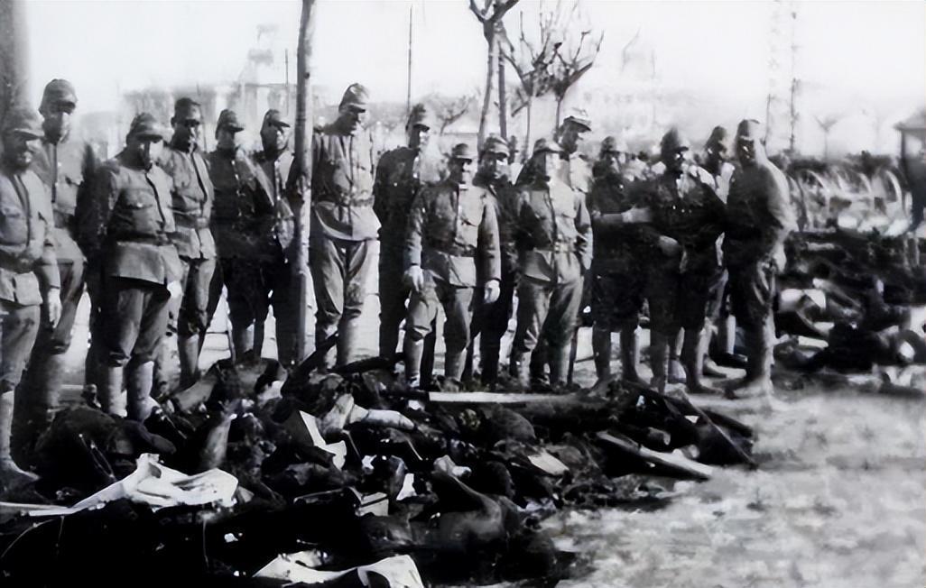 日军罪行照片：攻陷香港后兽性毕露，当场轮番侵犯新婚女明星