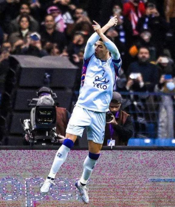 绝了，梅罗对决，姆巴佩追星！上前抚摸C罗伤口，难怪不待见梅西