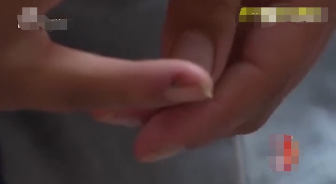 小伙月入过万，买双布鞋的钱还得靠偷，妻子直言：有前科才不给钱