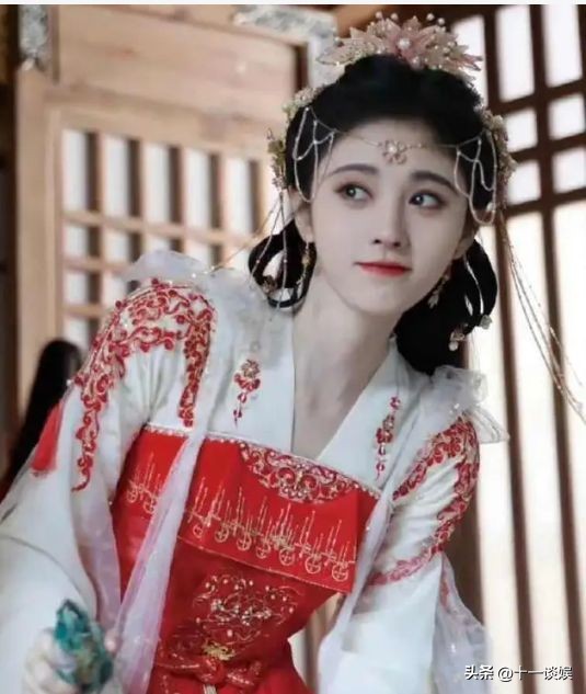 鞠婧祎东方风云榜红毯图片,鞠婧祎第29届东方风云榜红毯造型