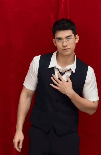 椰树男模火到国外,央视评论椰树男模