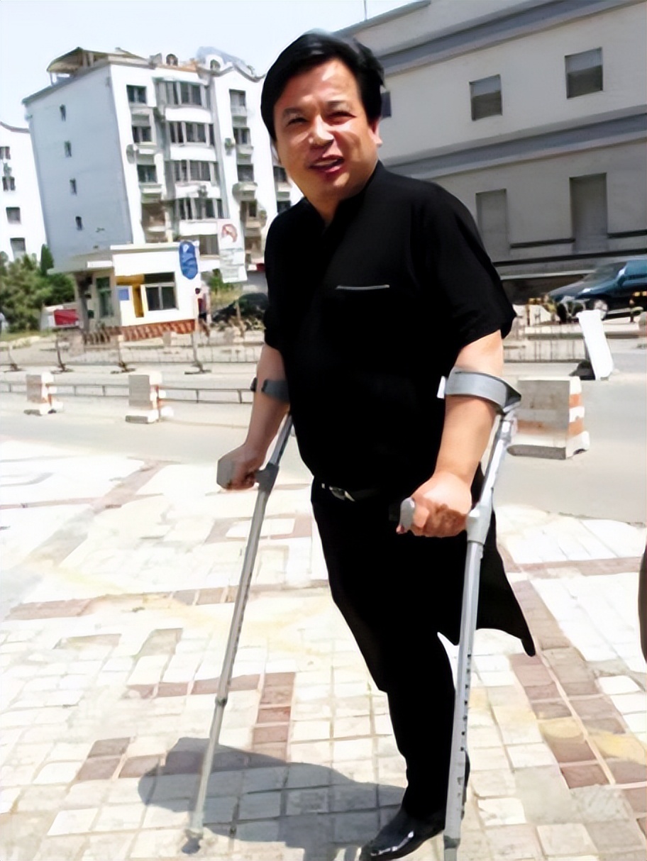 1987年，独腿英雄徐良凭《血染的风采》红遍全国，他后来怎样了