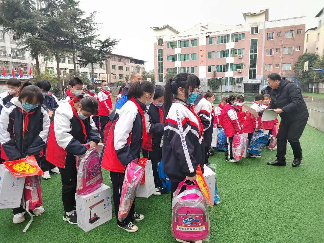 关爱困难留守儿童的暖冬行动,关爱留守儿童暖冬公益行