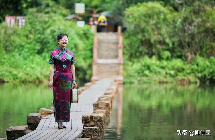 50岁阿姨拍照姿势大全站姿,中年女人拍照姿势小窍门