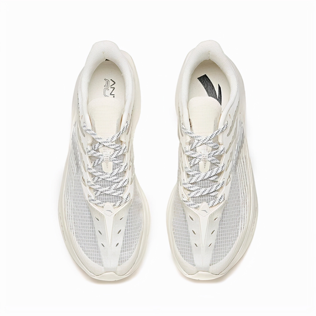 谷爱凌同款跑鞋太帅了，镂空跑鞋科技感强，安踏设计赶超李宁？