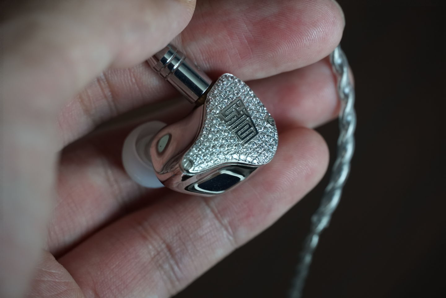 198颗宝石，铂金镀层，微动圈生物振膜，我以为高达9999元