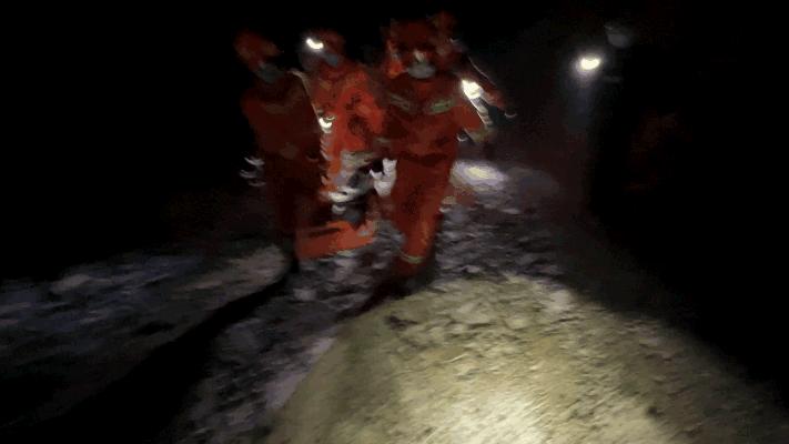 车祸现场未撤离男子被撞下桥,男子车祸后未撤离被撞飞下桥