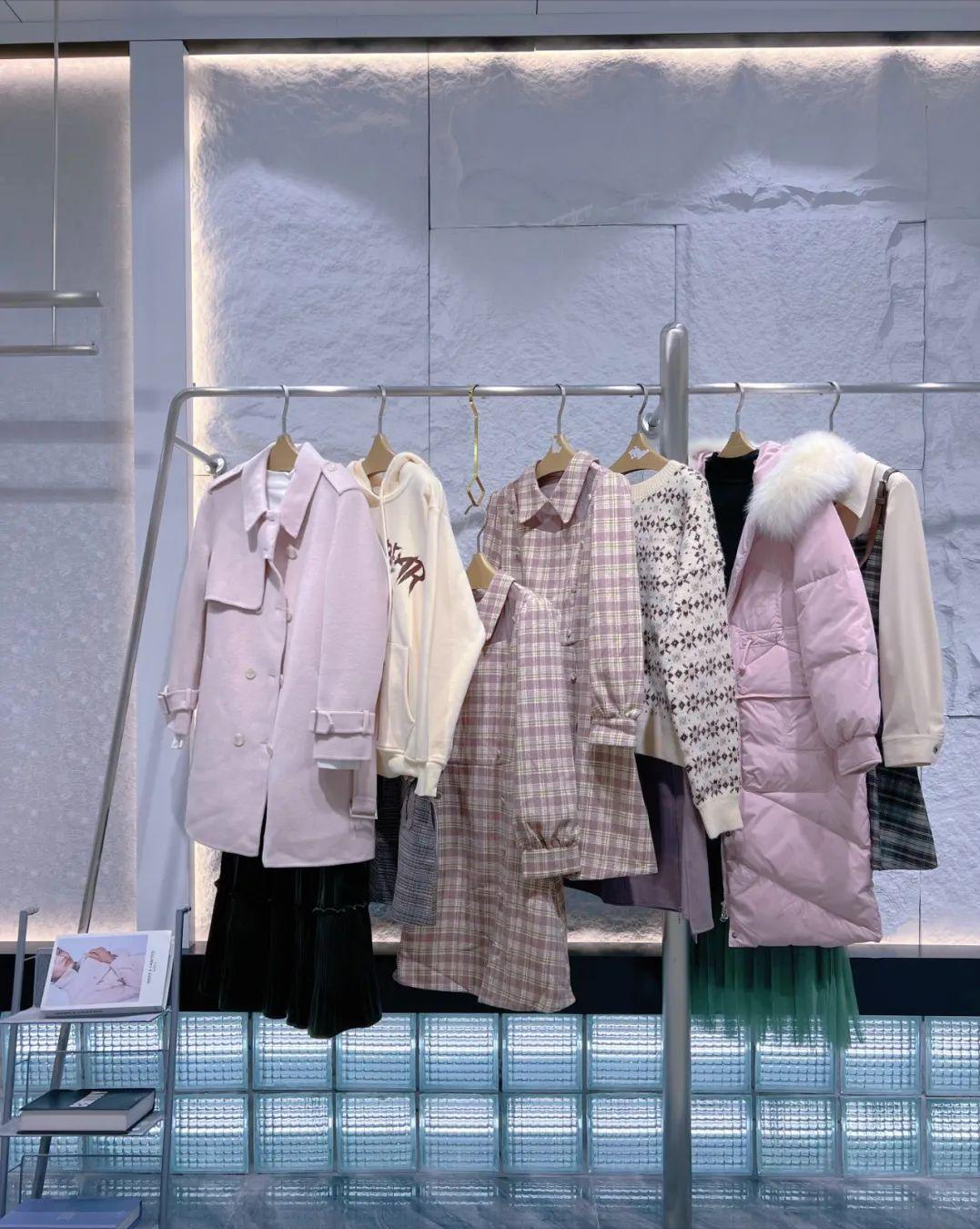 魔美名作冬装羽绒服图片,魔美名作女装官网羽绒服短款