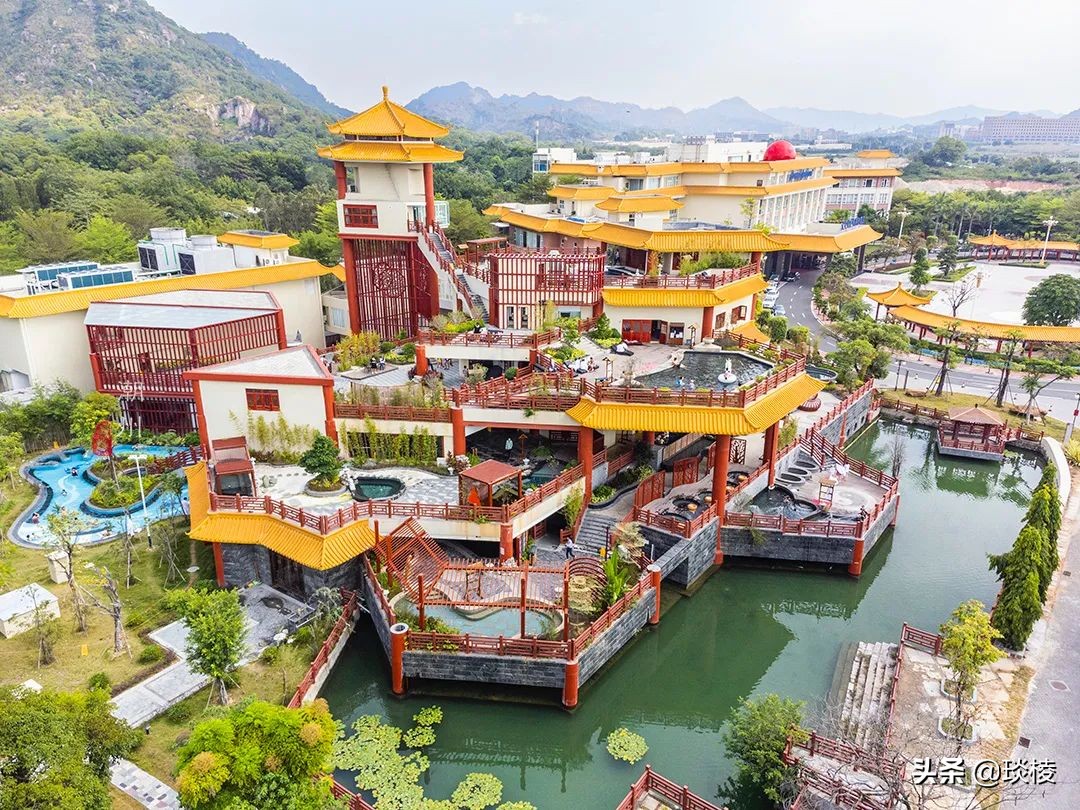 空中也能泡温泉?这个度假村,泡池层层叠叠,竟像梯田一样立体