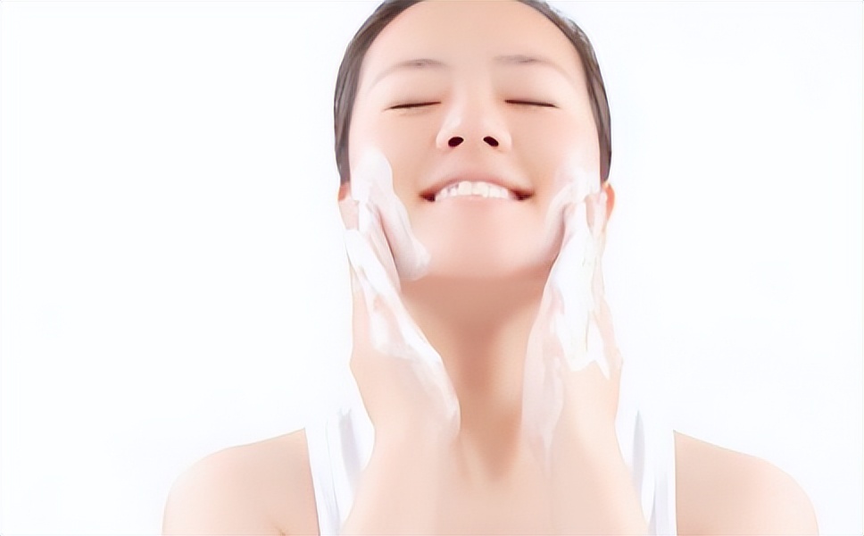 皮肤干燥脱皮怎么办做好五点摆脱干燥