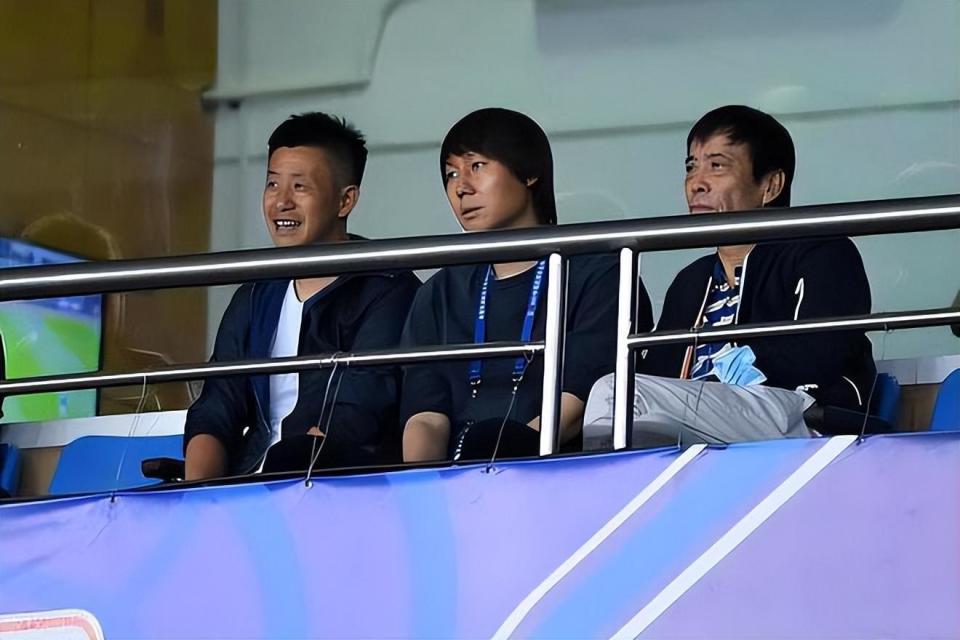 足协最新决定惹众怒，好友潜逃出境，高洪波裁判政策不如陈戌源